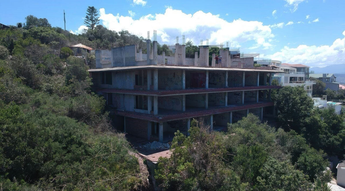 Plettenberg Bay Architects | Plett Architects - Signal Hill, in Plettenberg Bay, is about to be transformed. We will demolish an existing eyesore and build a remarkable new structure in its place.